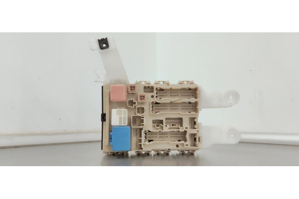 Recambio de caja reles / fusibles para toyota auris 1.4d4d 90 fap referencia OEM IAM 8273002J70A  