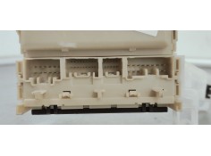 Recambio de caja reles / fusibles para toyota auris 1.4d4d 90 fap referencia OEM IAM 8273002J70A  