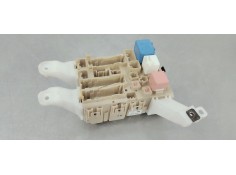 Recambio de caja reles / fusibles para toyota auris 1.4d4d 90 fap referencia OEM IAM 8273002J70A  