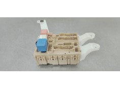Recambio de caja reles / fusibles para toyota auris 1.4d4d 90 fap referencia OEM IAM 8273002J70A  