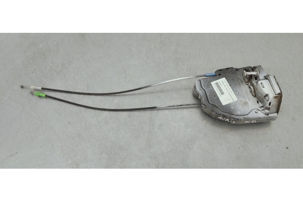 Recambio de cerradura puerta trasera derecha para toyota auris 1.6 i 132 referencia OEM IAM A084219  
