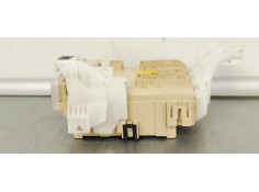 Recambio de caja reles / fusibles para toyota auris 1.6 i 132 referencia OEM IAM 8273012X70A  