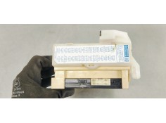 Recambio de caja reles / fusibles para toyota auris 1.6 i 132 referencia OEM IAM 8273012X70A  