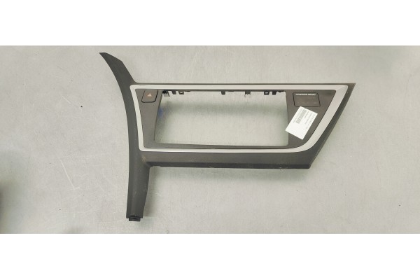 Recambio de consola central para toyota auris 1.6 i 132 referencia OEM IAM 5540502430  