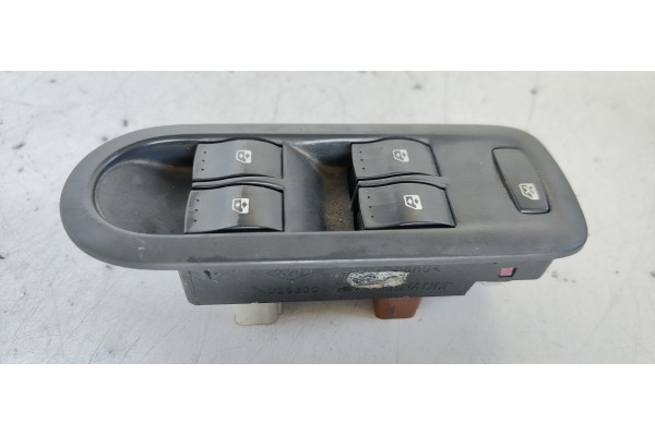 Recambio de mando elevalunas delantero izquierdo para renault scenic ii emotion referencia OEM IAM 156018070  