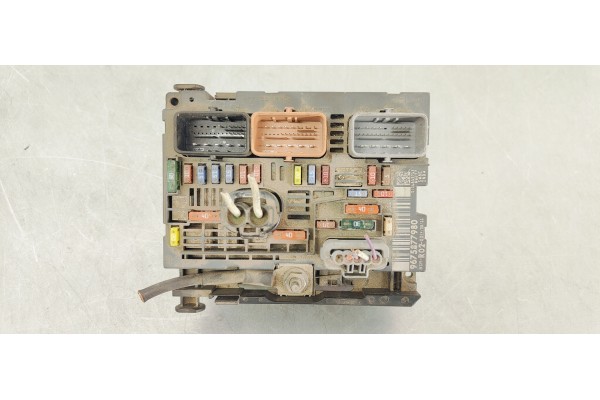 Recambio de caja reles / fusibles para peugeot 3008 1.6 hdi 112 fap referencia OEM IAM 9675877980  