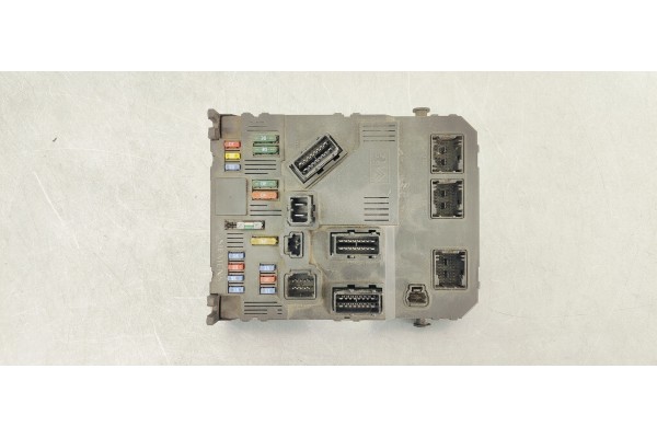 Recambio de caja reles / fusibles para peugeot 1007 referencia OEM IAM 9659579180  
