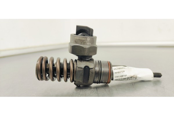 Recambio de inyector para volkswagen golf iv berlina (1j1) 1.9 tdi referencia OEM IAM 038130073F  