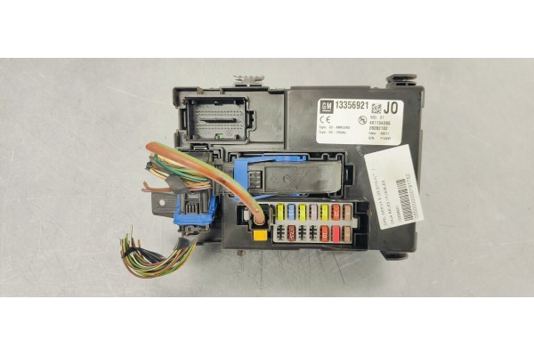 Recambio de caja reles / fusibles para opel meriva b referencia OEM IAM 13356921  