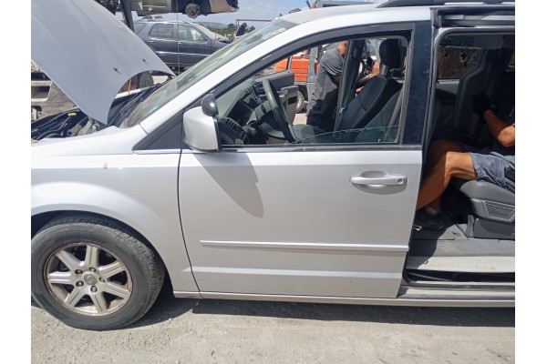 Recambio de puerta delantera izquierda para chrysler grand voyager limited referencia OEM IAM   
