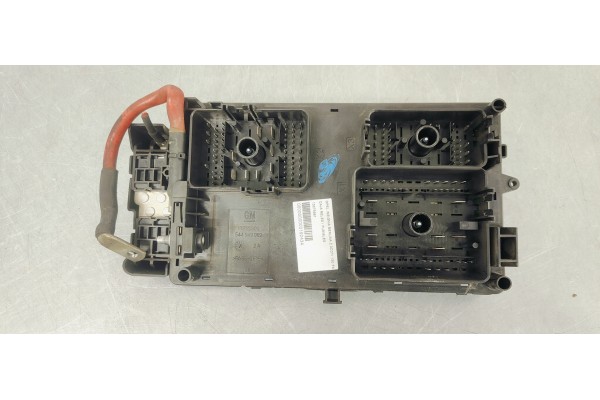 Recambio de caja reles / fusibles para opel insignia berlina 2.0cdti 130 fap referencia OEM IAM 13275881  