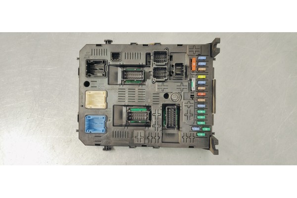 Recambio de caja reles / fusibles para peugeot 5008 1.6 hdi 115 fap referencia OEM IAM 9678477180  
