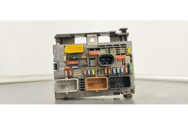Recambio de caja reles / fusibles para peugeot 5008 1.6 hdi 115 fap referencia OEM IAM 9807028580  