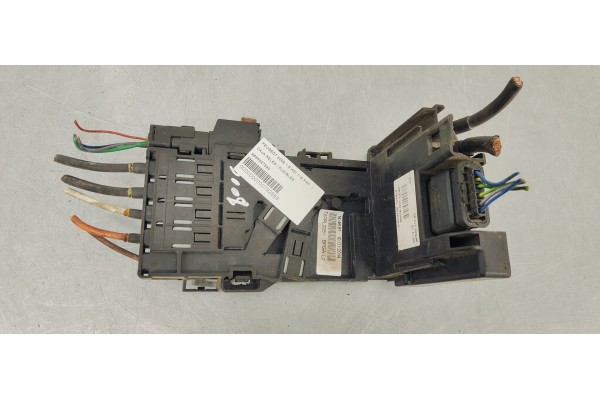 Recambio de caja reles / fusibles para peugeot 5008 1.6 hdi 115 fap referencia OEM IAM 9666527580  
