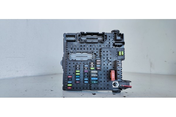 Recambio de caja reles / fusibles para volvo xc90 4.4 v8 cat referencia OEM IAM 8676391 04W272 12217799