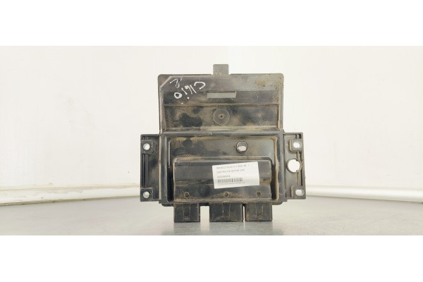 Recambio de centralita motor uce para renault clio iii 1.5dci 85 referencia OEM IAM 8200399038  