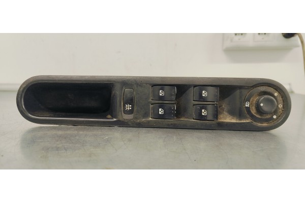 Recambio de mando elevalunas delantero izquierdo para renault espace iv (jk0) 2.0dci 130 referencia OEM IAM 8200328425  