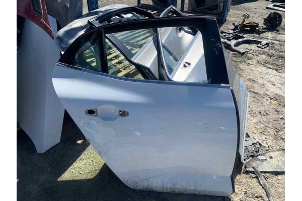 Recambio de puerta trasera derecha para renault megane iv berlina 5p 1.2i turbo 130 referencia OEM IAM   