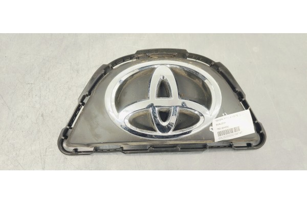 Recambio de emblema para toyota aygo x 1.0i 72 referencia OEM IAM 753120H030  