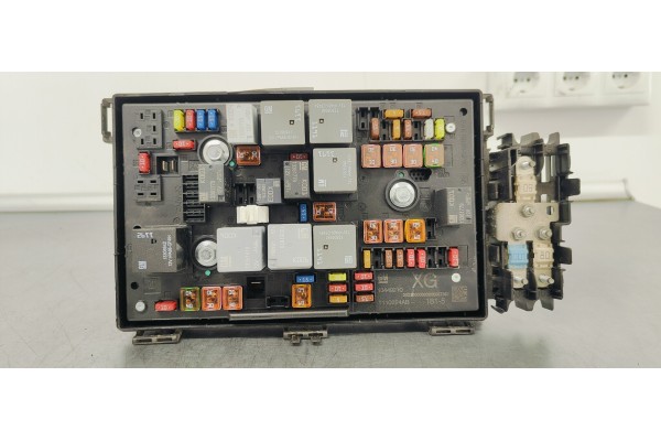 Recambio de caja reles / fusibles para opel astra j lim. 1.6 cdti referencia OEM IAM 13449210  