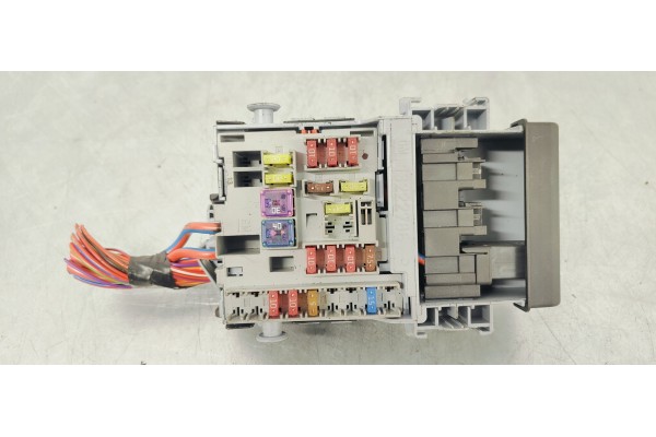 Recambio de caja reles / fusibles para opel astra j lim. 1.6 cdti referencia OEM IAM 13222786  
