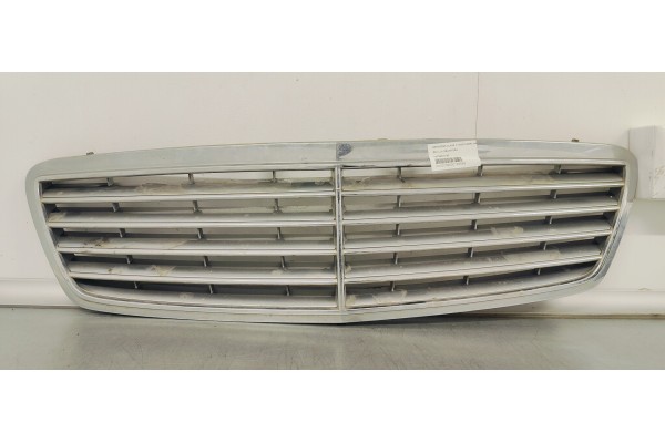 Recambio de rejilla delantera para mercedes-benz clase c (w203) berlina 220 cdi (203.006) referencia OEM IAM A2038800183  