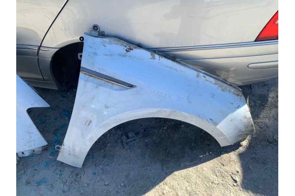 Recambio de aleta delantera derecha para renault megane iv berlina 5p 1.2i turbo 130 referencia OEM IAM   