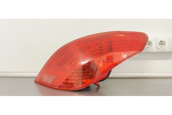 Recambio de piloto trasero derecho para peugeot 308 1.4 i 100 referencia OEM IAM 9680425680  