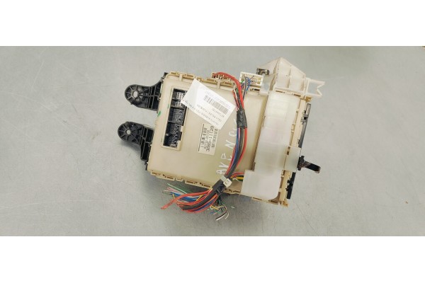 Recambio de caja reles / fusibles para toyota avensis (t27) 2.0 d4d 124 fap referencia OEM IAM 8273005720  