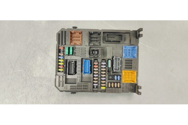 Recambio de caja reles / fusibles para peugeot 5008 1.6 i turbo 180 fap referencia OEM IAM 983081308000  