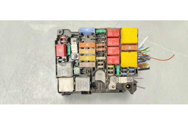 Recambio de caja reles / fusibles para peugeot 5008 1.6 i turbo 180 fap referencia OEM IAM 9804846880  