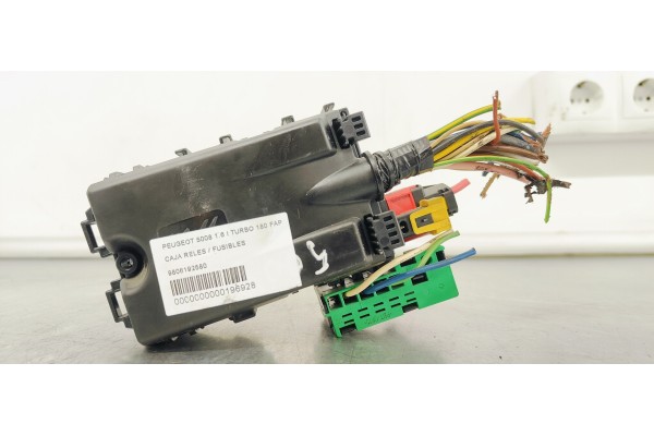 Recambio de caja reles / fusibles para peugeot 5008 1.6 i turbo 180 fap referencia OEM IAM 9806192580  