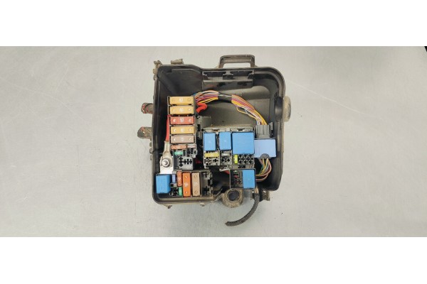 Recambio de caja reles / fusibles para renault clio iv 1.5 dci 75 fap referencia OEM IAM 243804185R  