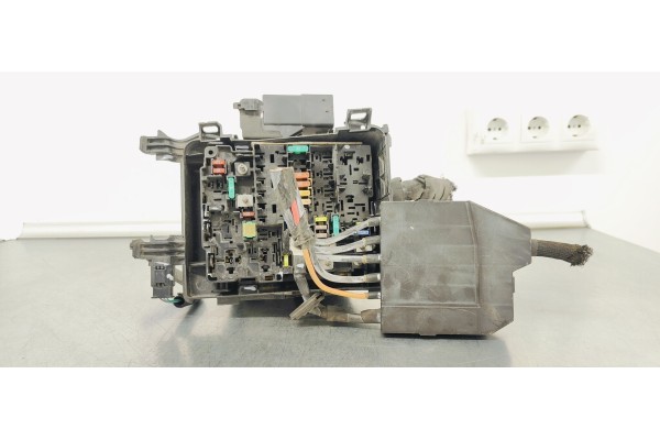 Recambio de caja reles / fusibles para peugeot 308 1.6hdi 92 fap referencia OEM IAM 9804848580  
