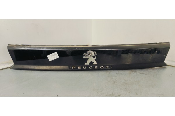 Recambio de molduras traseras para peugeot 5008 1.6 i turbo 180 fap referencia OEM IAM 9814790977  