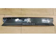 Recambio de molduras traseras para peugeot 5008 1.6 i turbo 180 fap referencia OEM IAM 9814790977  
