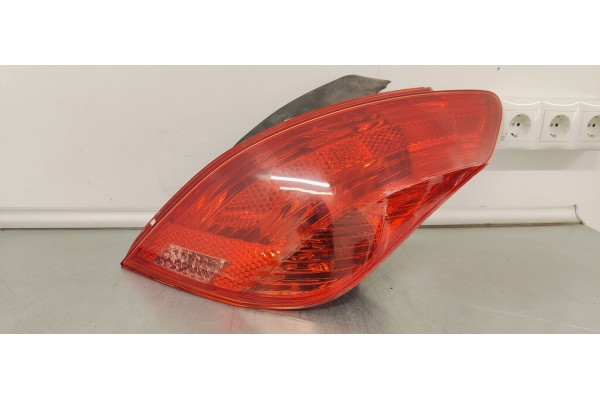Recambio de piloto trasero derecho para peugeot 308 sport referencia OEM IAM 9680425680  