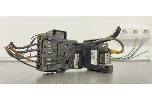 Recambio de caja reles / fusibles para peugeot 5008 1.6 hdi 115 fap referencia OEM IAM 9666527580  