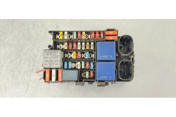 Recambio de caja reles / fusibles para renault scenic iii 1.5dci 85 referencia OEM IAM 18013301C  