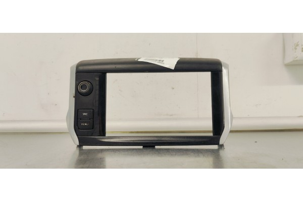 Recambio de moldura para peugeot 208 1.6 hdi 100 fap referencia OEM IAM 9673861377  