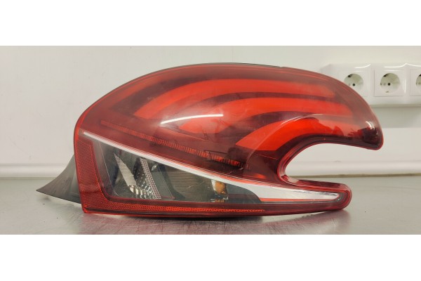 Recambio de piloto trasero derecho para peugeot 208 1.2 referencia OEM IAM 9825601180  