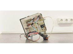 CAJA RELES / FUSIBLES 8201044237 