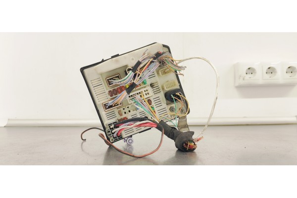 Recambio de caja reles / fusibles para renault kangoo expression referencia OEM IAM 8201044237  