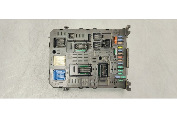 Recambio de caja reles / fusibles para peugeot 5008 allure referencia OEM IAM 281197595  