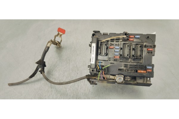 Recambio de caja reles / fusibles para peugeot 206 berlina 1.6 16v cat referencia OEM IAM 9657608780  