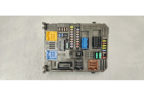 Recambio de caja reles / fusibles para peugeot 308 1.5 hdi 130 fap referencia OEM IAM 9830790580  