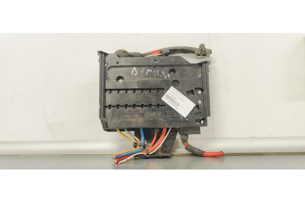 Recambio de caja reles / fusibles para ford focus lim. 1.6 referencia OEM IAM AV6T14A067BB  