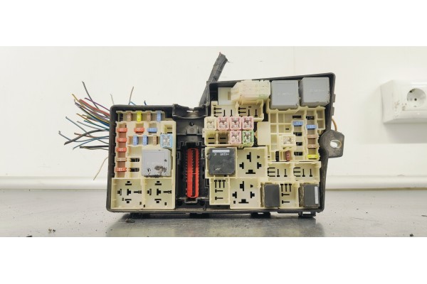 Recambio de caja reles / fusibles para ford focus lim. 1.6 referencia OEM IAM AV6T14A067AB  