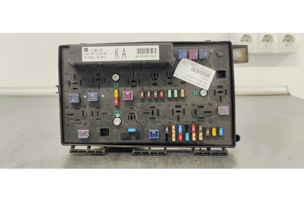 Recambio de caja reles / fusibles para opel astra h berlina enjoy referencia OEM IAM 13250232  