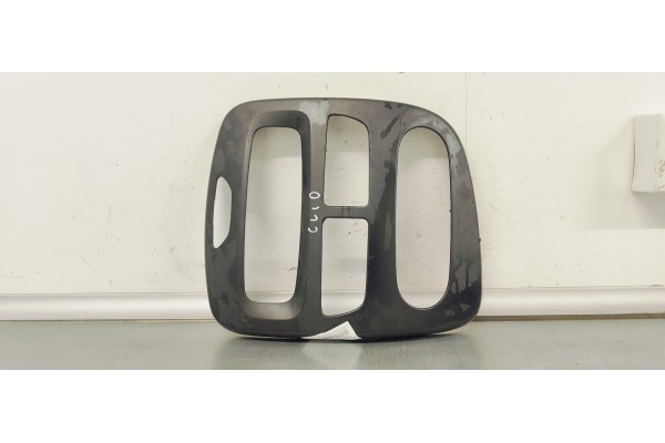 Recambio de consola central para renault clio iv 1.5 dci referencia OEM IAM 682607777R  